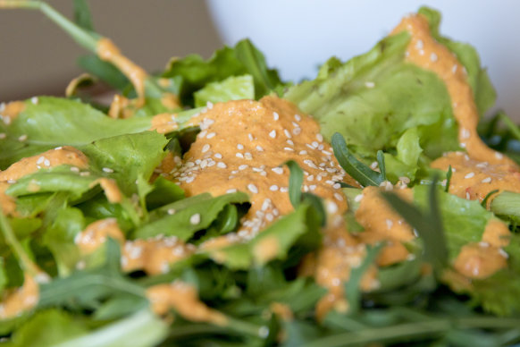 Salata s dresingom od đumbira i kurkume