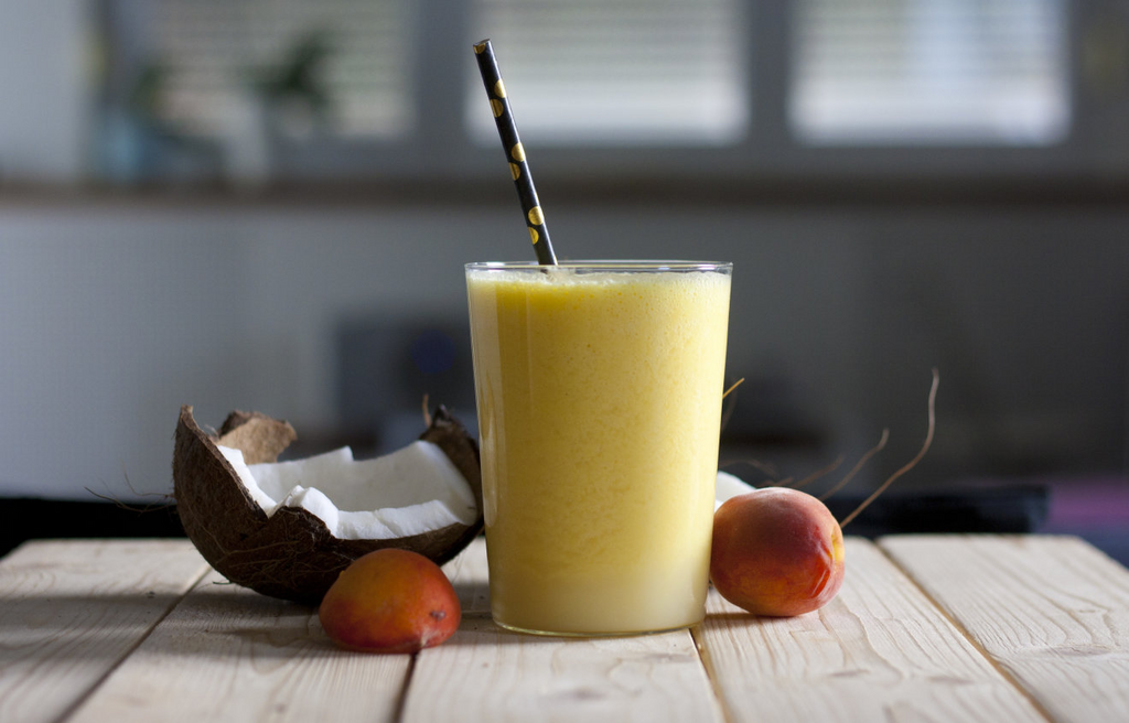 Ljetni ledeni kokos-breskva smoothie